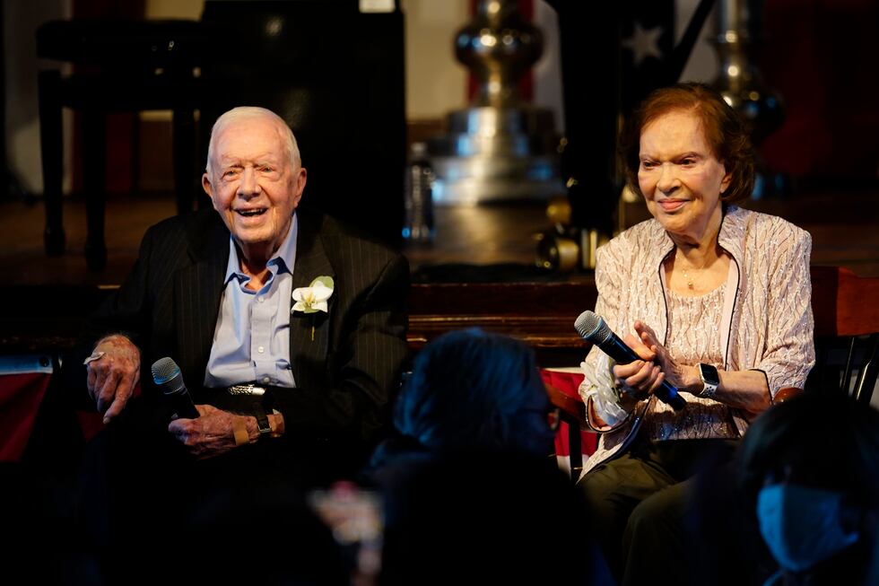 ARCHIVO - El ex presidente Jimmy Carter, izquierda, y su esposa, la ex primera dama Rosalynn Carter,...