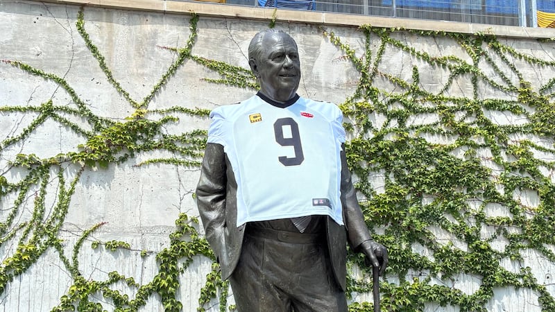 Gayle Benson placed Drew Brees' No. 9 jersey on Tom Benson's statue in Canton during Hall of...