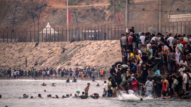 يغادر عشرات الآلاف من المهاجرين طواعية بعد عبورهم إلى الأراضي الإسبانية في سبتة